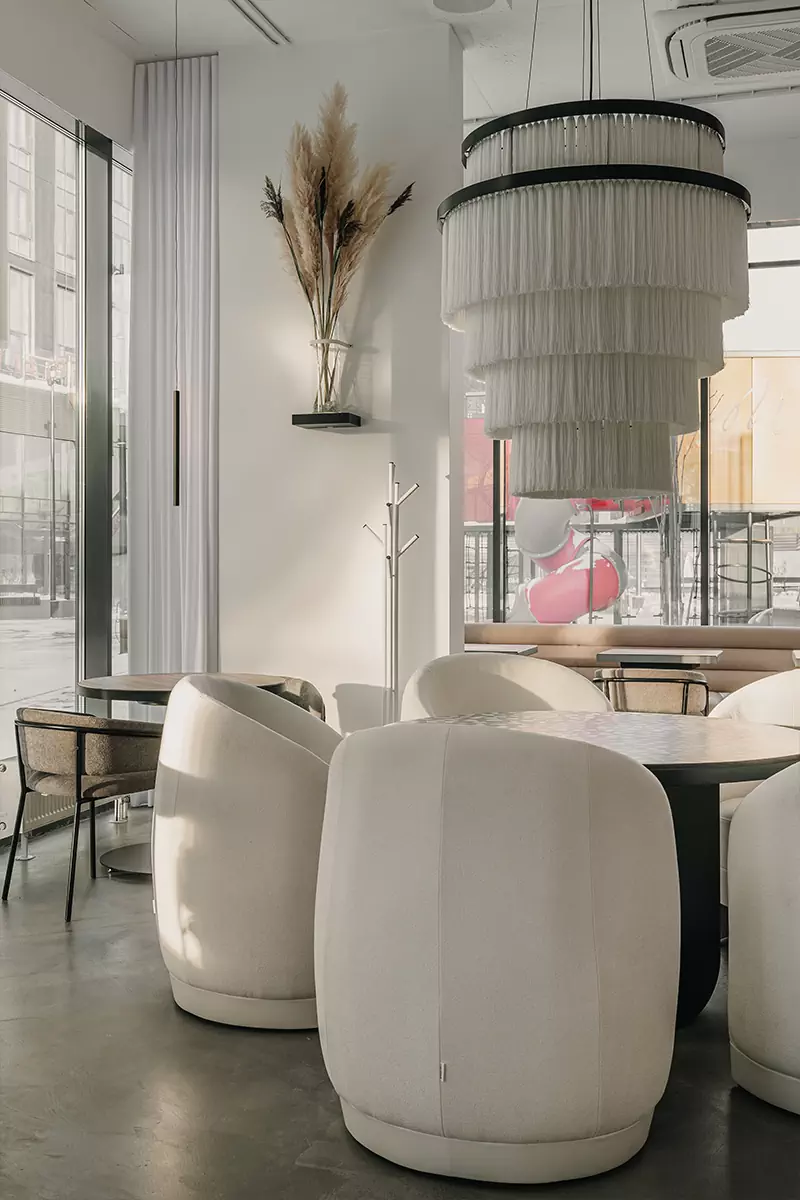 Воздушный интерьер модного гастрономического пространства в Тюмени — проект Анастасии Суховой