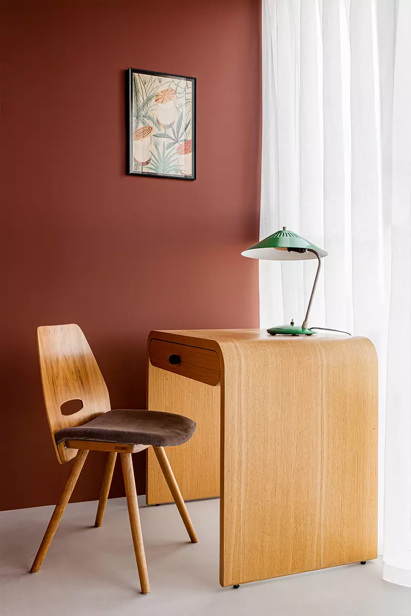 Фреймы, колорблокинг и активные контрасты в ироничном интерьере квартиры — проект Михаила Курносова