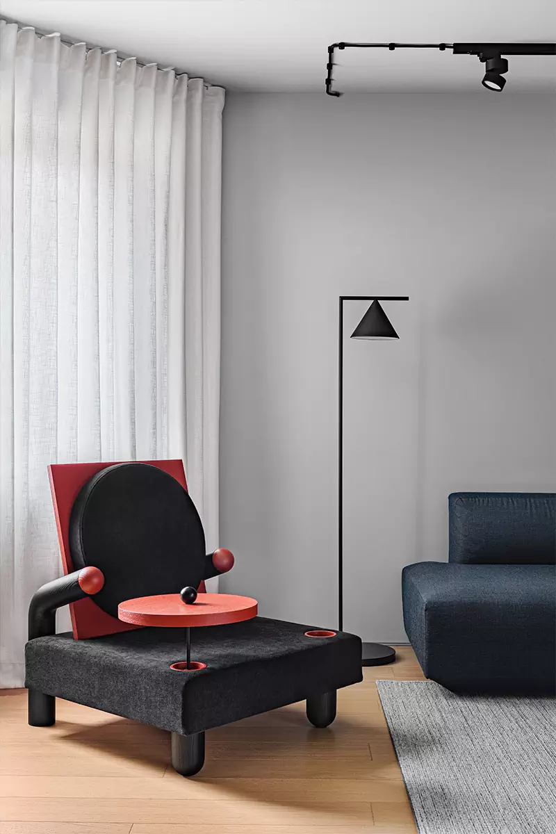 Фреймы, колорблокинг и активные контрасты в ироничном интерьере квартиры — проект Михаила Курносова