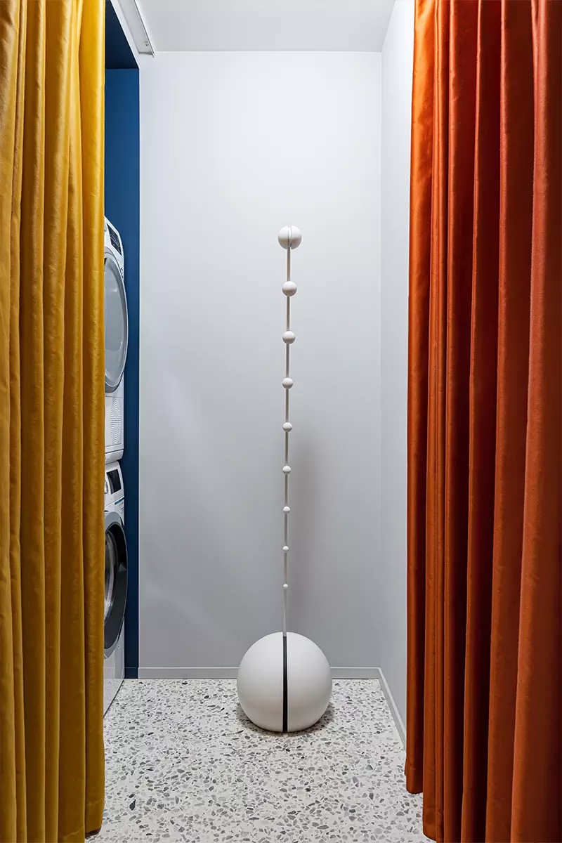 Фреймы, колорблокинг и активные контрасты в ироничном интерьере квартиры — проект Михаила Курносова