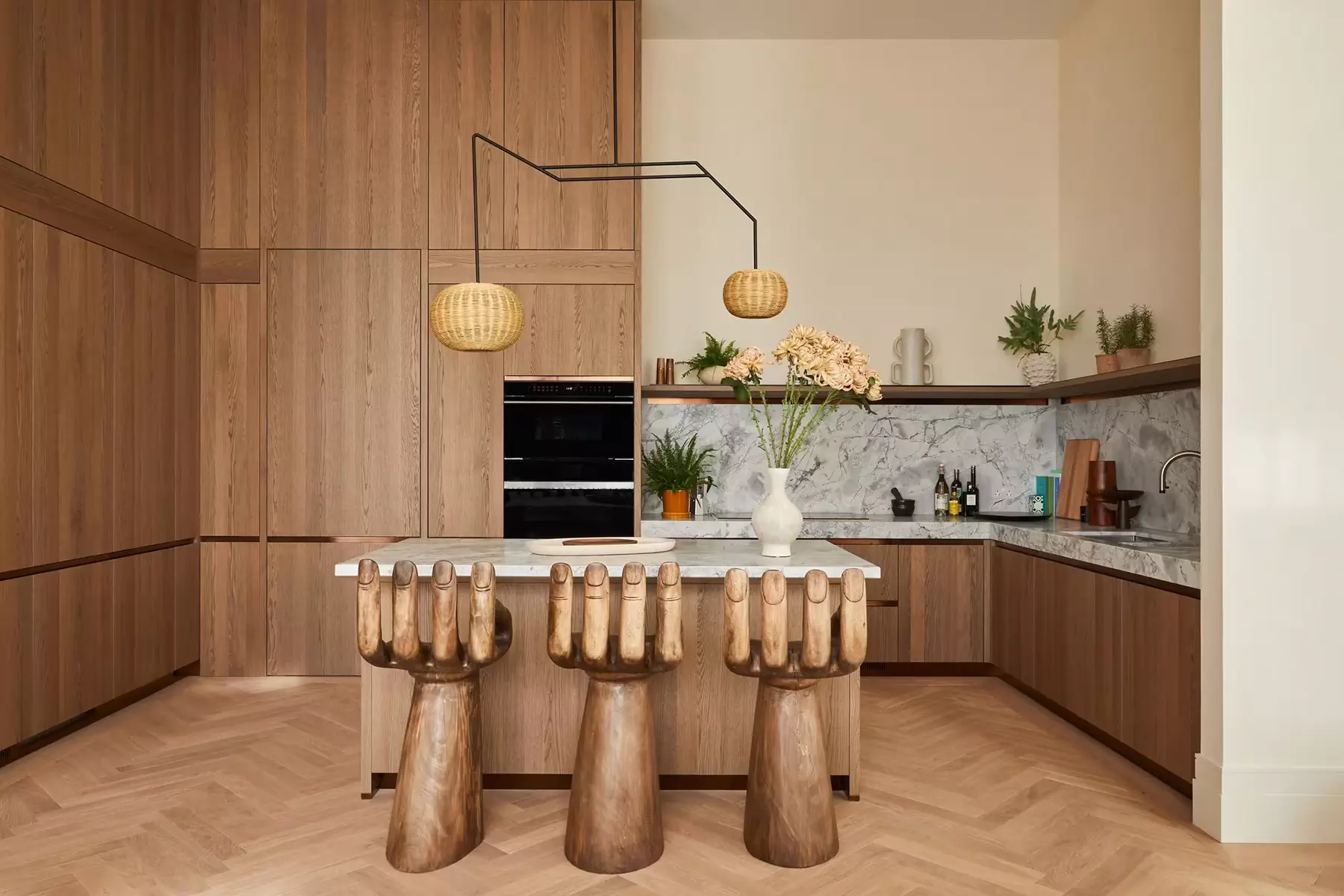 Нарядный интерьер гостиничного комплекса в здании первого лондонского универмага — проект Келли Бехан