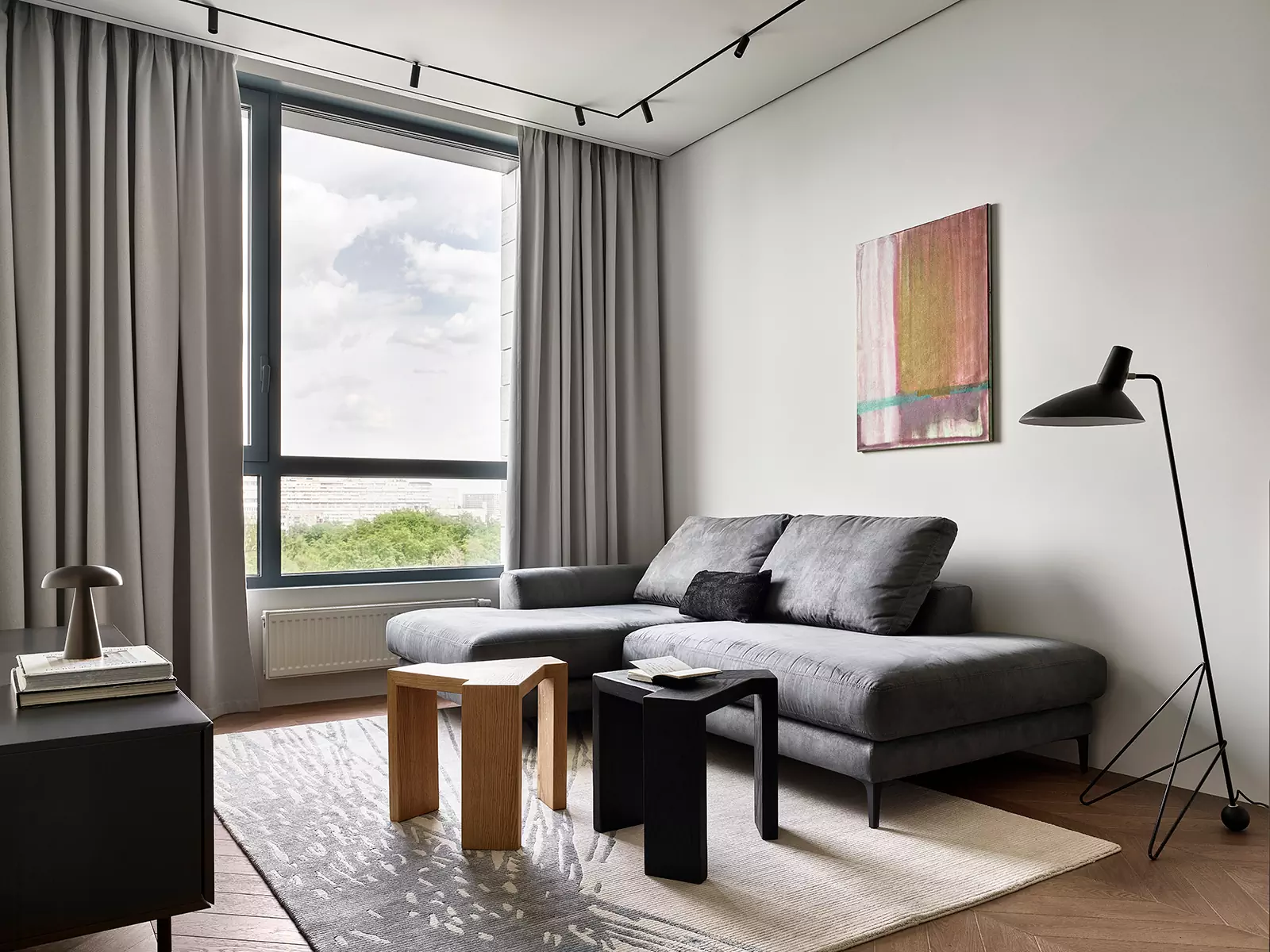 Графичные линии и яркое искусство в интерьере квартиры для взрослого мужчины — проект Дины Дымниковой и Даши Слушаевой