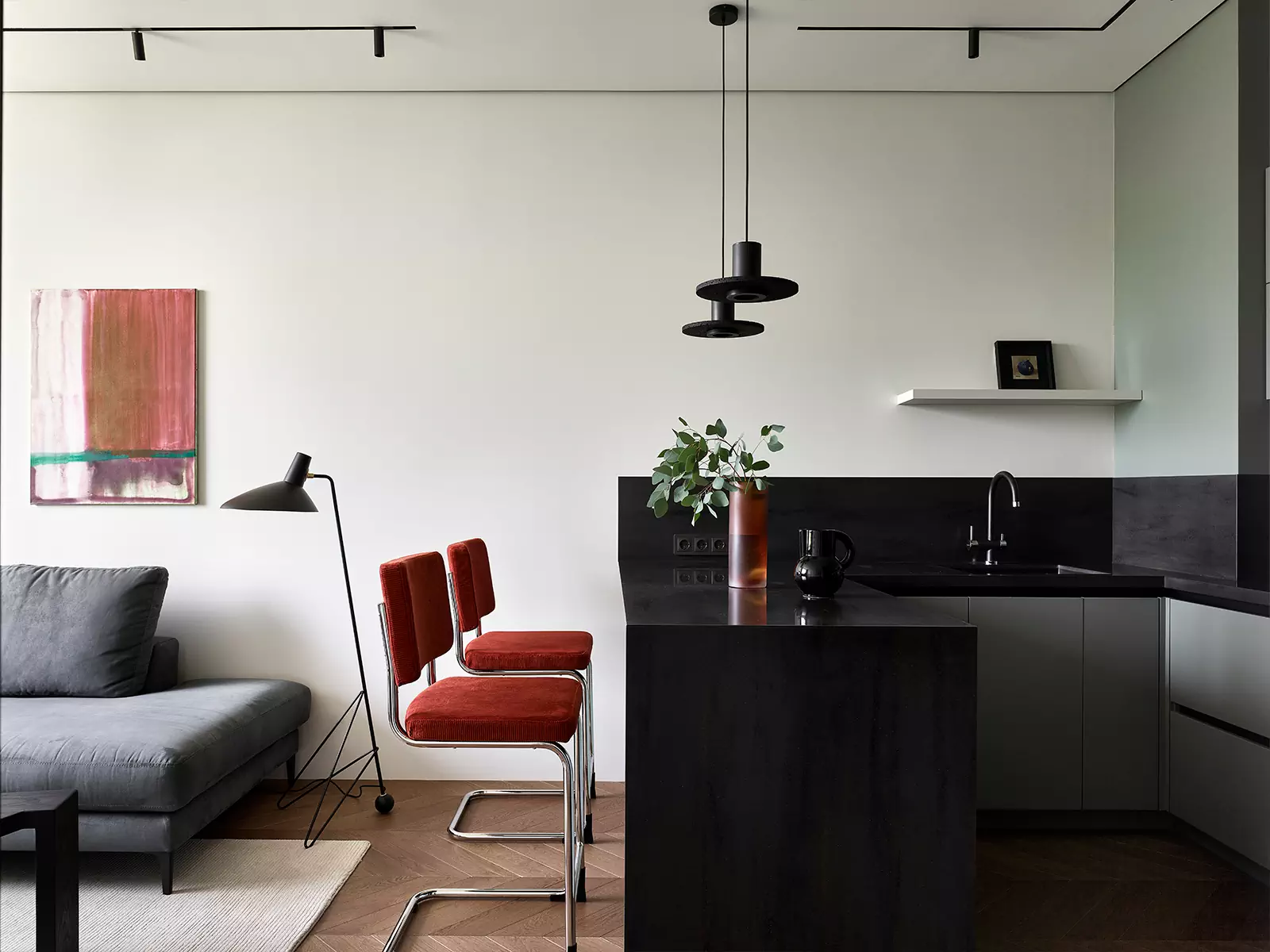 Графичные линии и яркое искусство в интерьере квартиры для взрослого мужчины — проект Дины Дымниковой и Даши Слушаевой