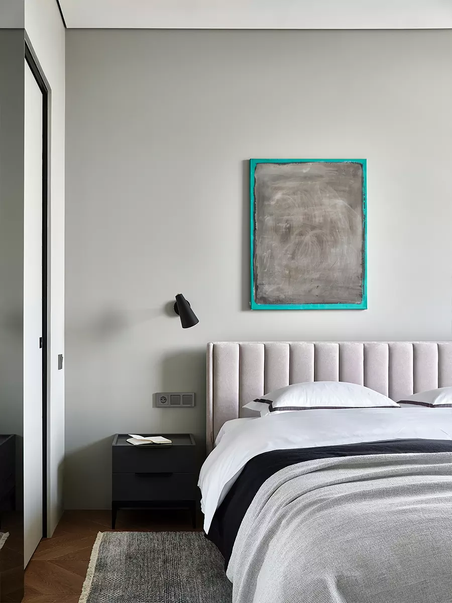 Графичные линии и яркое искусство в интерьере квартиры для взрослого мужчины — проект Дины Дымниковой и Даши Слушаевой