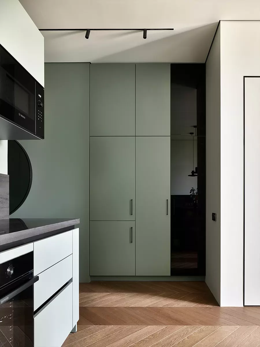 Графичные линии и яркое искусство в интерьере квартиры для взрослого мужчины — проект Дины Дымниковой и Даши Слушаевой