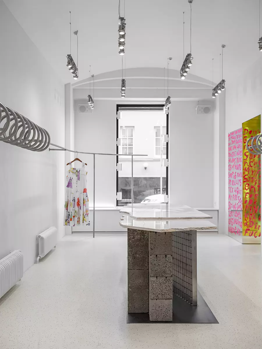 Бунтарский и смелый интерьер шоурума в центре Москвы — проект ROOMDESIGNBURO