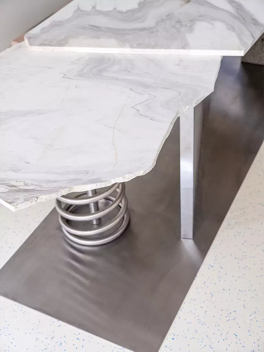 Бунтарский и смелый интерьер шоурума в центре Москвы — проект ROOMDESIGNBURO