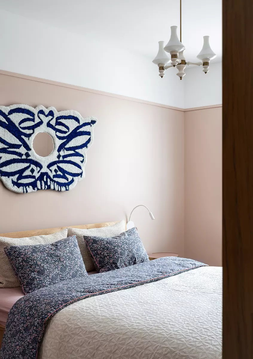 Природные фактуры и небесно-голубые оттенки в интерьере квартиры для молодой семьи — проект Елены Ерашевич