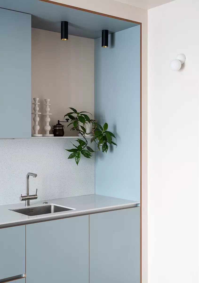 Природные фактуры и небесно-голубые оттенки в интерьере квартиры для молодой семьи — проект Елены Ерашевич