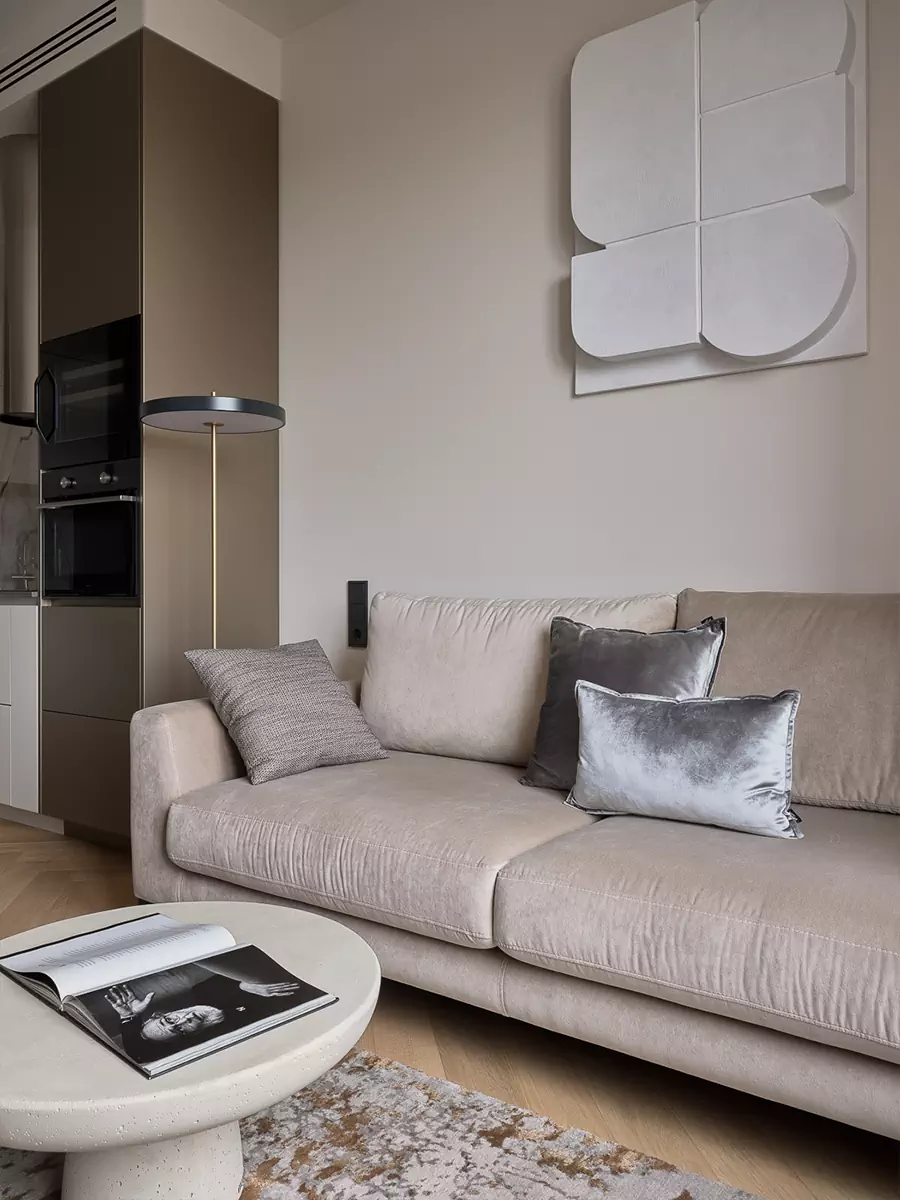 Микс простых форм и сложных фактур в интерьере квартиры для молодой девушки — проект Екатерины Бобровой