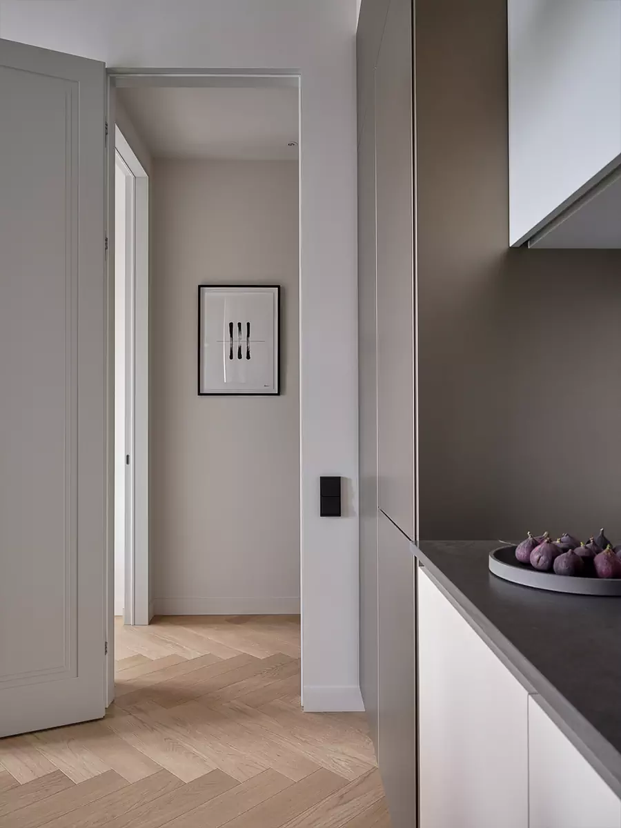 Микс простых форм и сложных фактур в интерьере квартиры для молодой девушки — проект Екатерины Бобровой