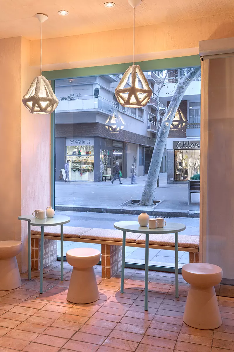 Терракота, авторский свет и живые растения в интерьере кофейни в Барселоне — проект Дарьи Нужной