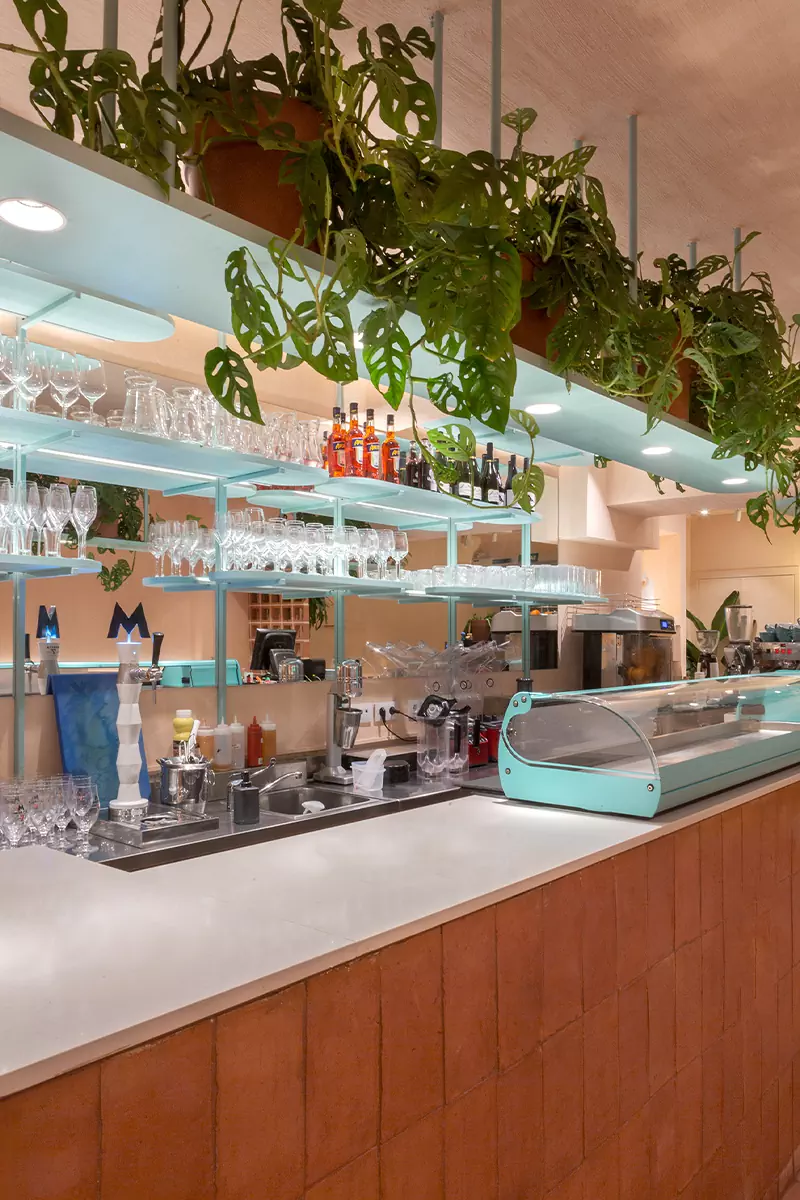 Терракота, авторский свет и живые растения в интерьере кофейни в Барселоне — проект Дарьи Нужной