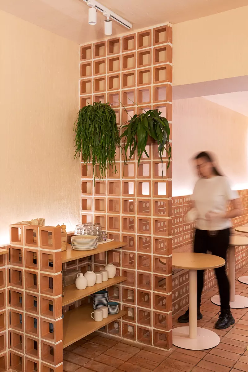 Терракота, авторский свет и живые растения в интерьере кофейни в Барселоне — проект Дарьи Нужной