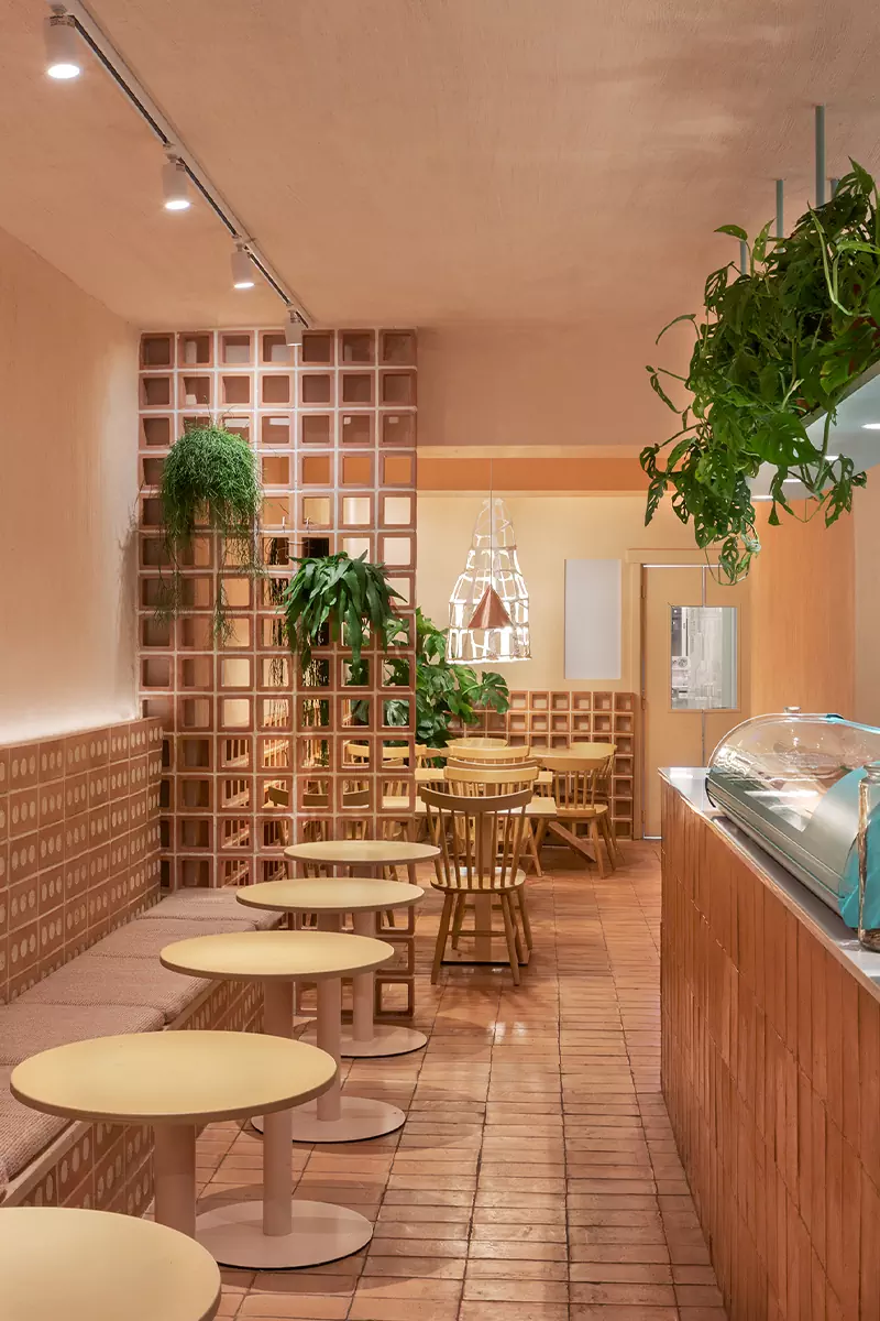 Терракота, авторский свет и живые растения в интерьере кофейни в Барселоне — проект Дарьи Нужной