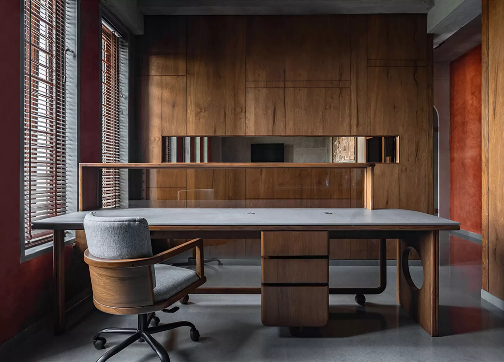 Яркая терракота и строгий бетон в интерьере офиса с индийскими мотивами — проект студии Design ni Dukaan