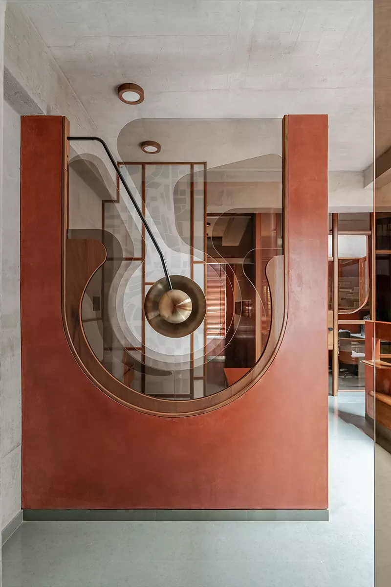 Яркая терракота и строгий бетон в интерьере офиса с индийскими мотивами — проект студии Design ni Dukaan