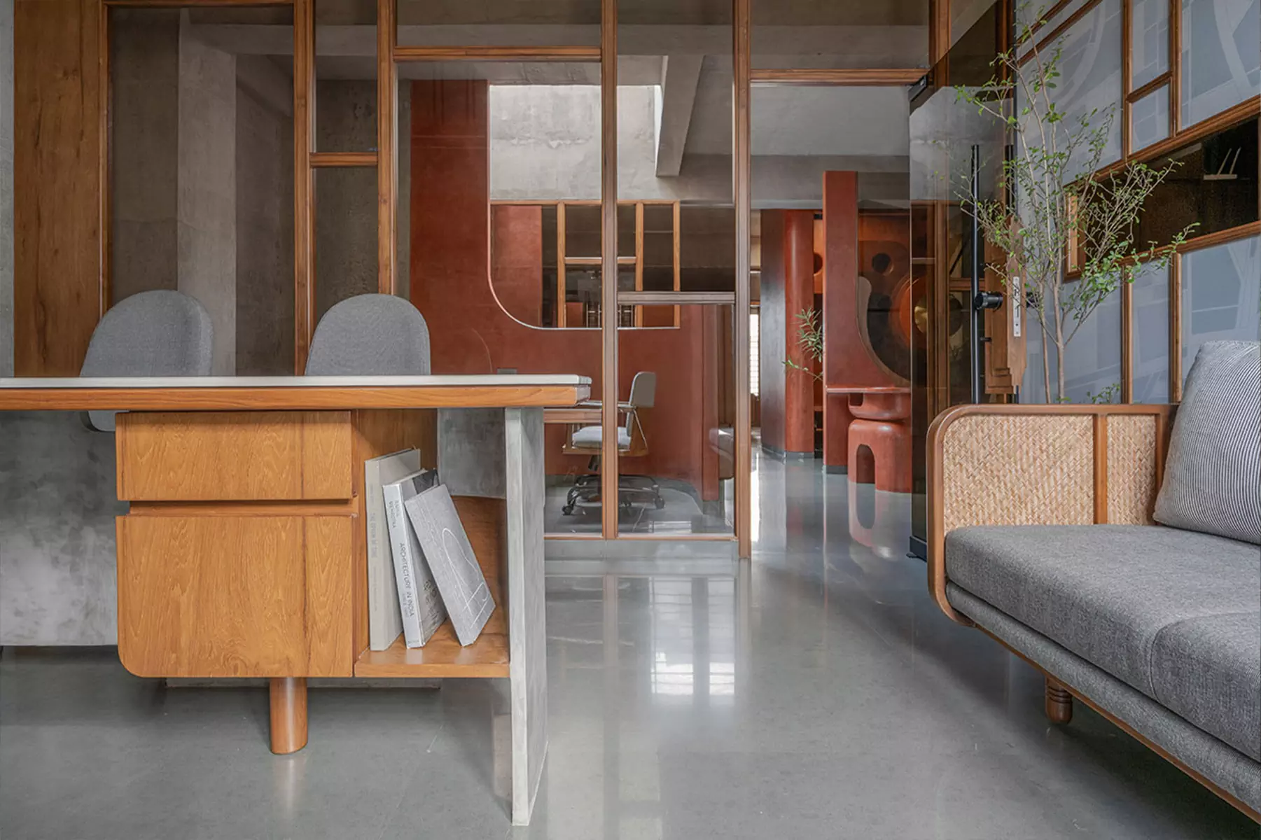 Яркая терракота и строгий бетон в интерьере офиса с индийскими мотивами — проект студии Design ni Dukaan