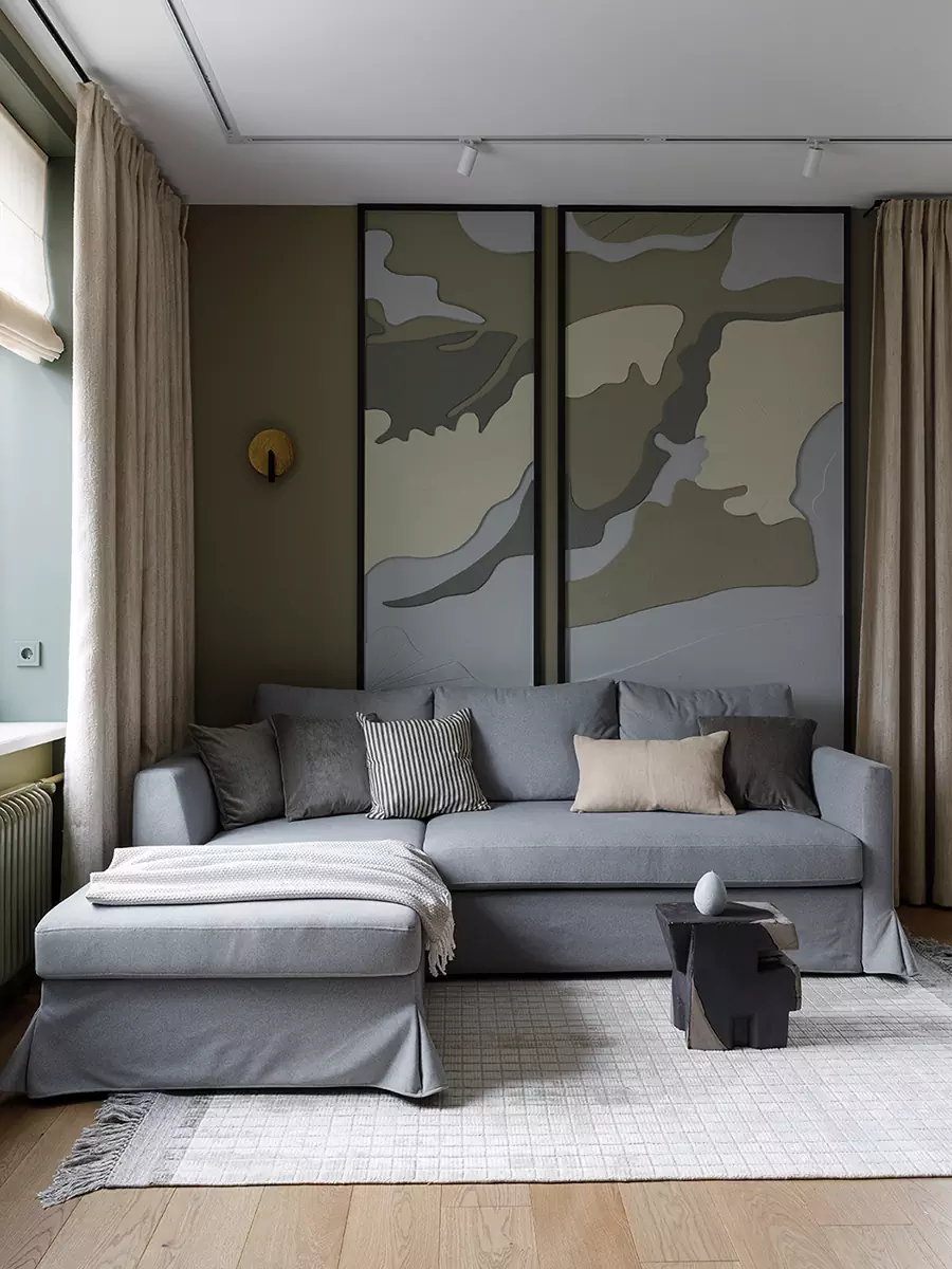 Гармоничный интерьер небольшой квартиры с цветными окнами — проект студии дизайна ОСОКА