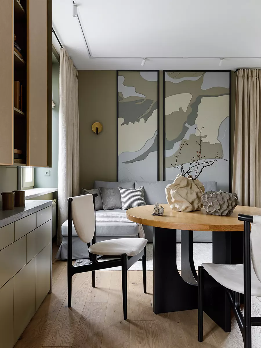 Гармоничный интерьер небольшой квартиры с цветными окнами — проект студии дизайна ОСОКА