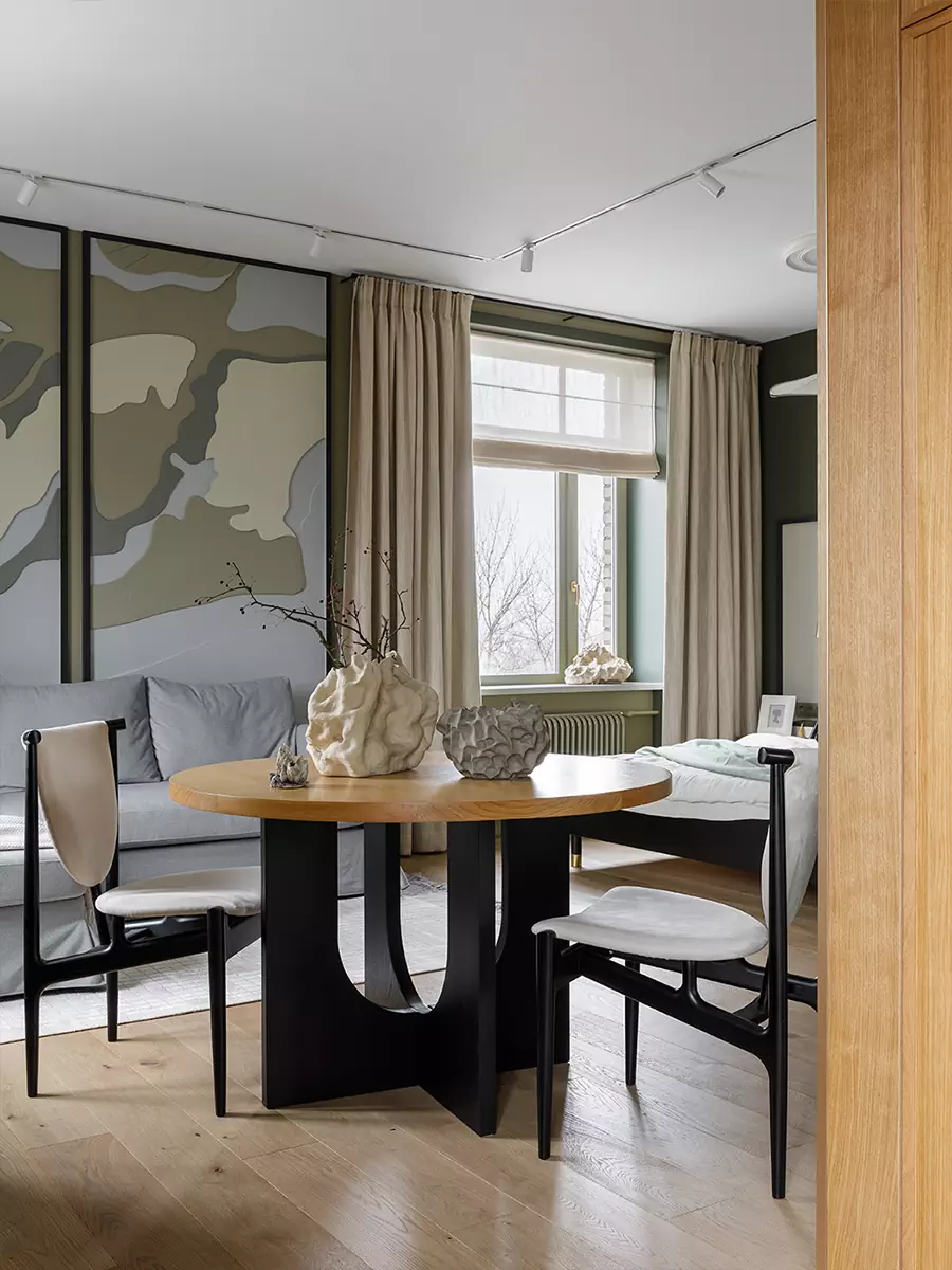 Гармоничный интерьер небольшой квартиры с цветными окнами — проект студии дизайна ОСОКА