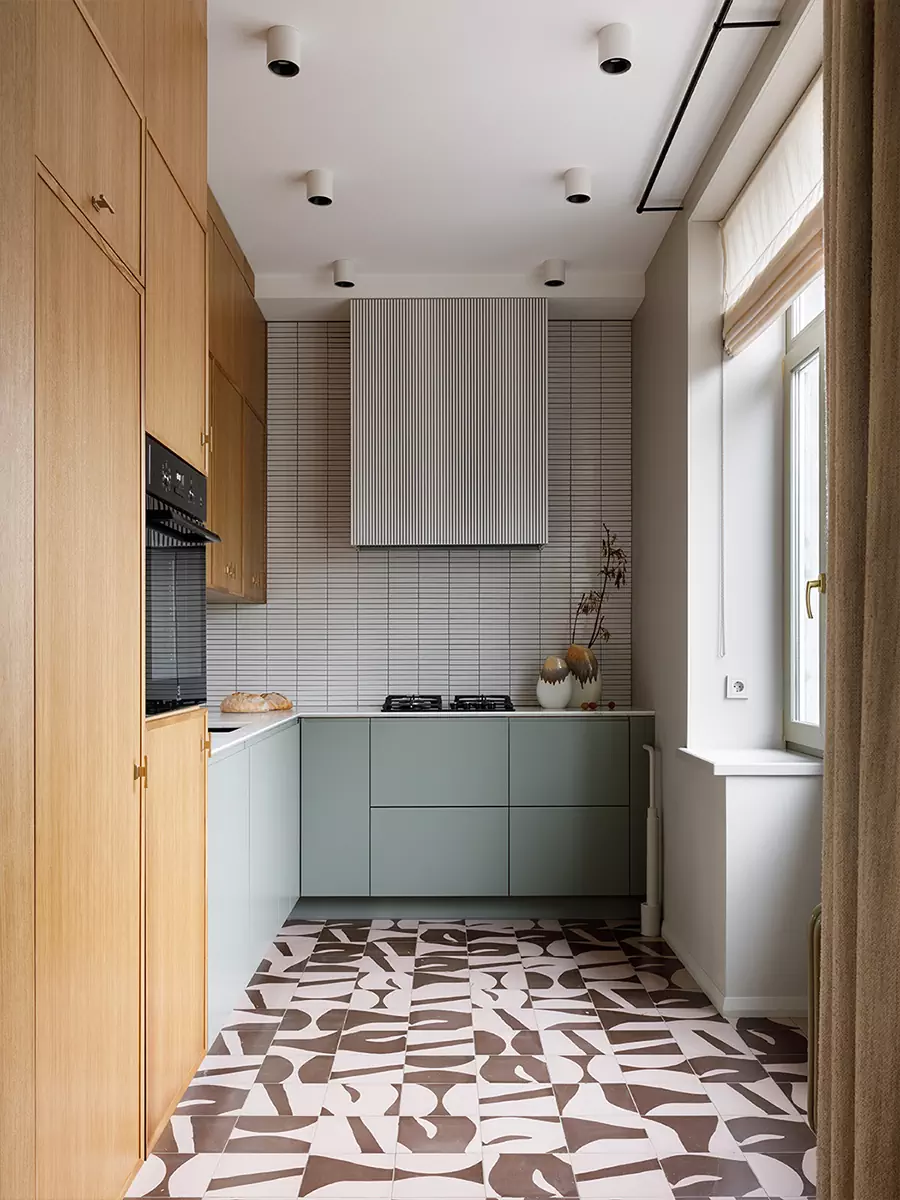 Гармоничный интерьер небольшой квартиры с цветными окнами — проект студии дизайна ОСОКА