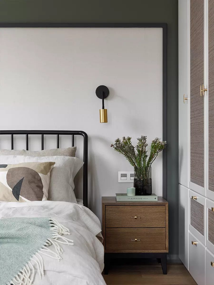 Гармоничный интерьер небольшой квартиры с цветными окнами — проект студии дизайна ОСОКА