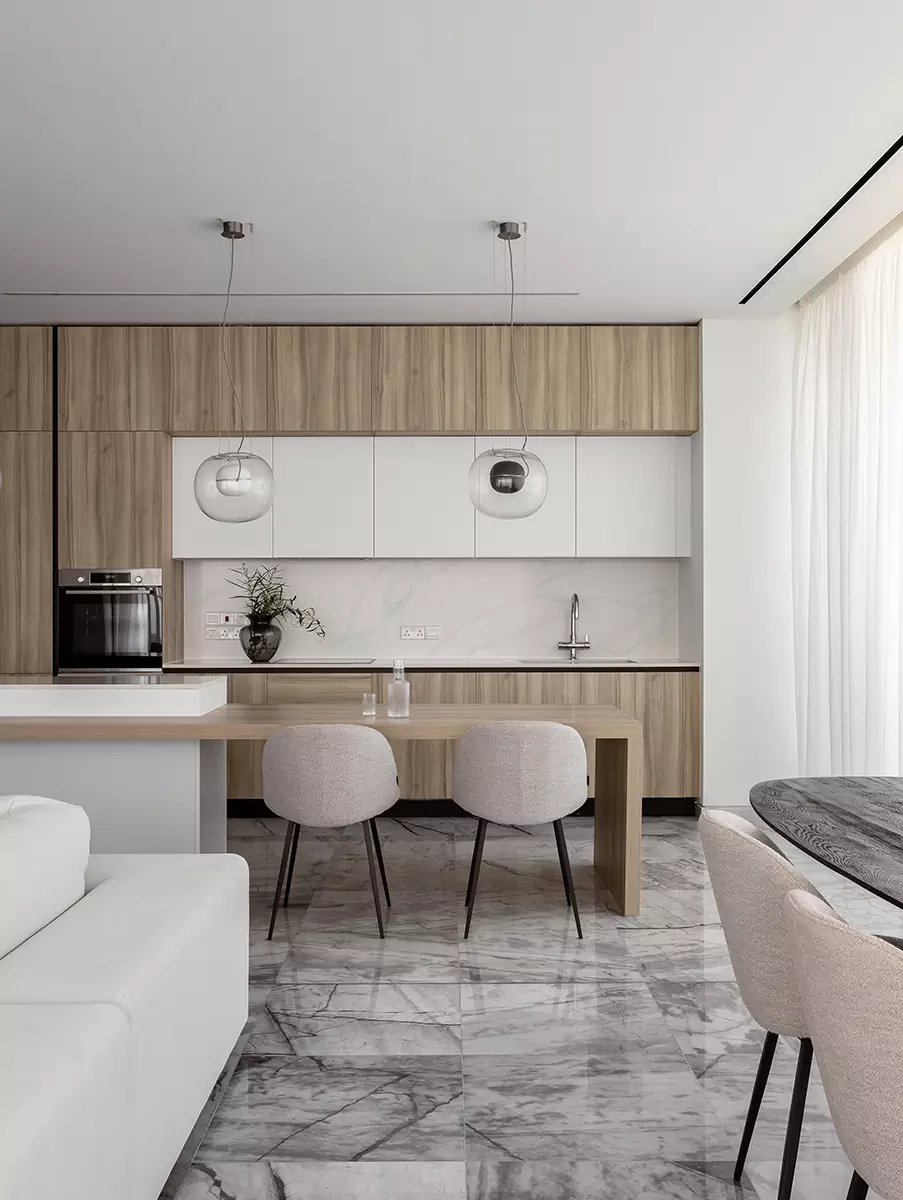 Панорамные окна и контрастные решения в респектабельном интерьере апартаментов в Лимассоле — проект Наталии Ленинцевой и Юлии Очкал