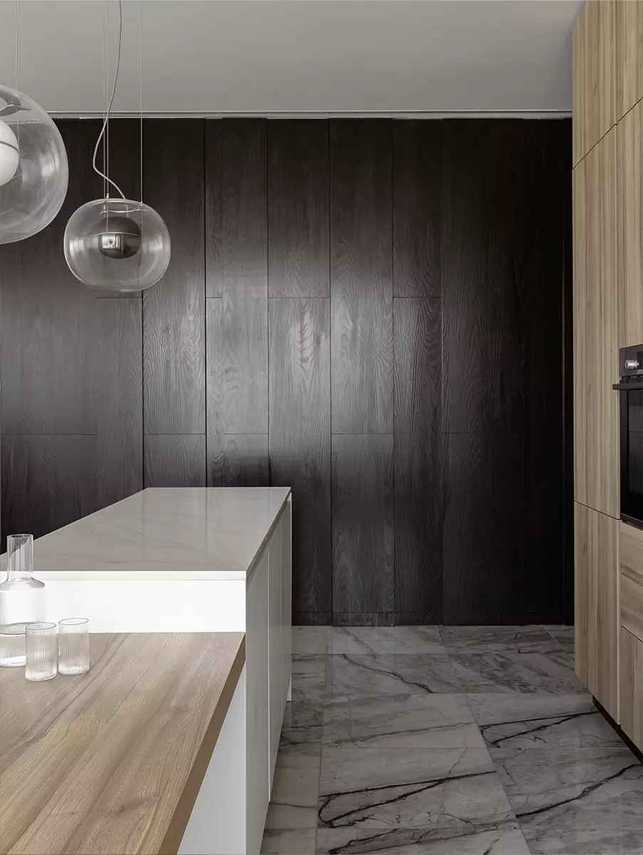 Панорамные окна и контрастные решения в респектабельном интерьере апартаментов в Лимассоле — проект Наталии Ленинцевой и Юлии Очкал