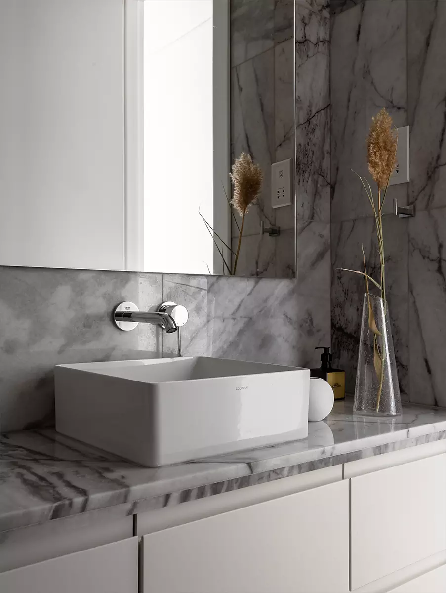 Панорамные окна и контрастные решения в респектабельном интерьере апартаментов в Лимассоле — проект Наталии Ленинцевой и Юлии Очкал