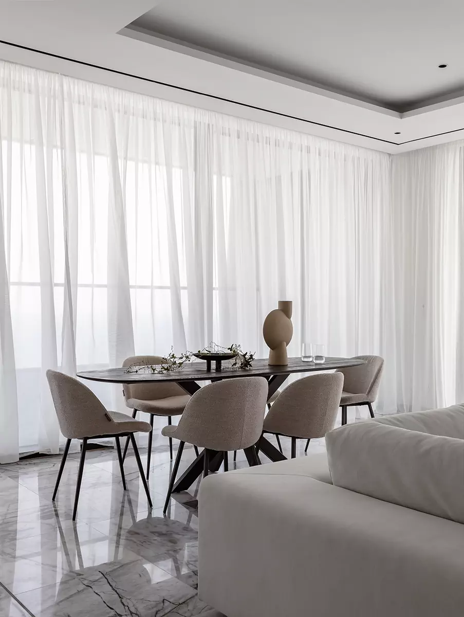 Панорамные окна и контрастные решения в респектабельном интерьере апартаментов в Лимассоле — проект Наталии Ленинцевой и Юлии Очкал