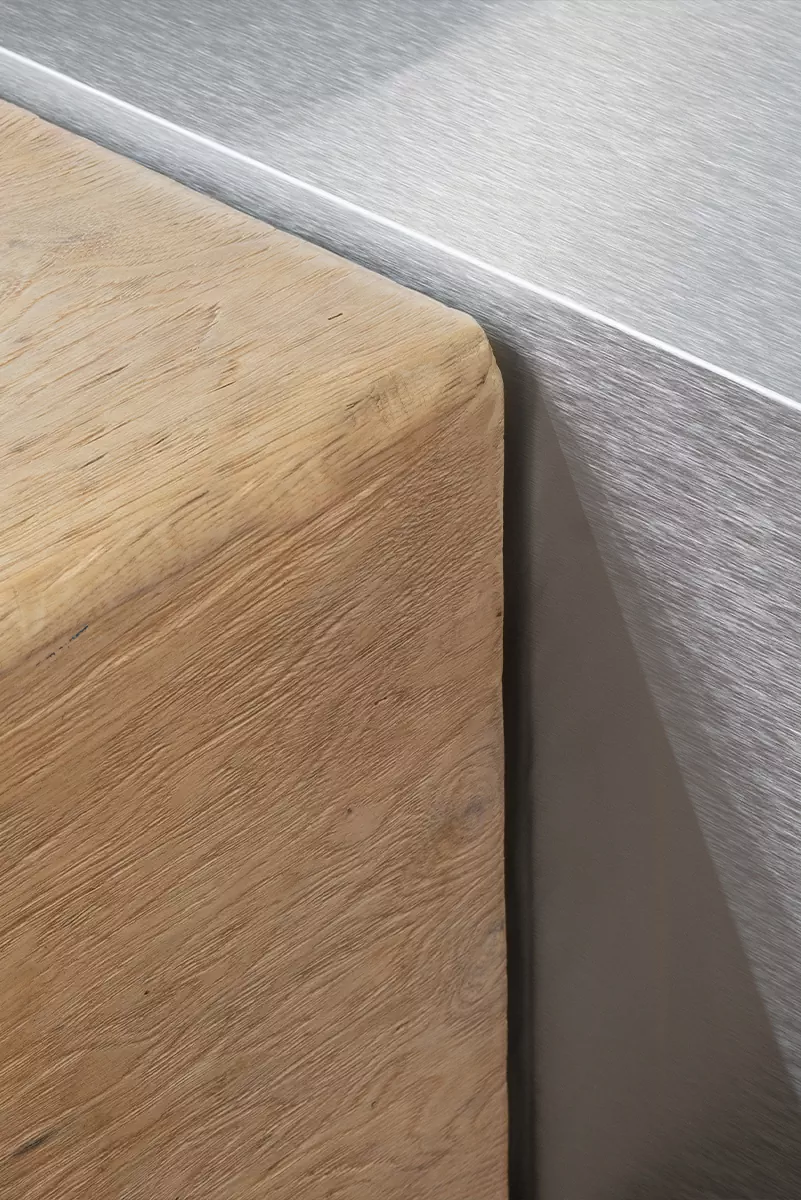 Сталь и легкость облаков в интерьере мобильного поп-ап корнера кофейни PIMS — проект KIDZ