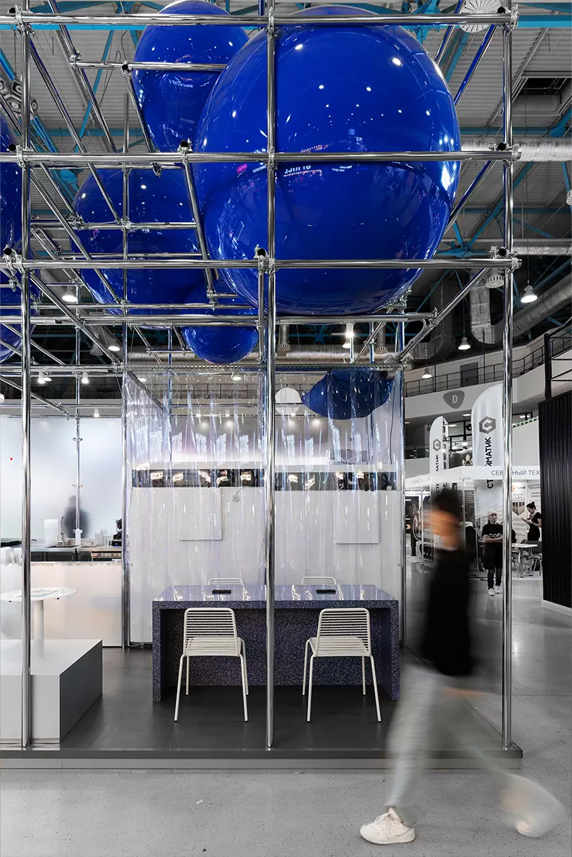 Сталь и легкость облаков в интерьере мобильного поп-ап корнера кофейни PIMS — проект KIDZ