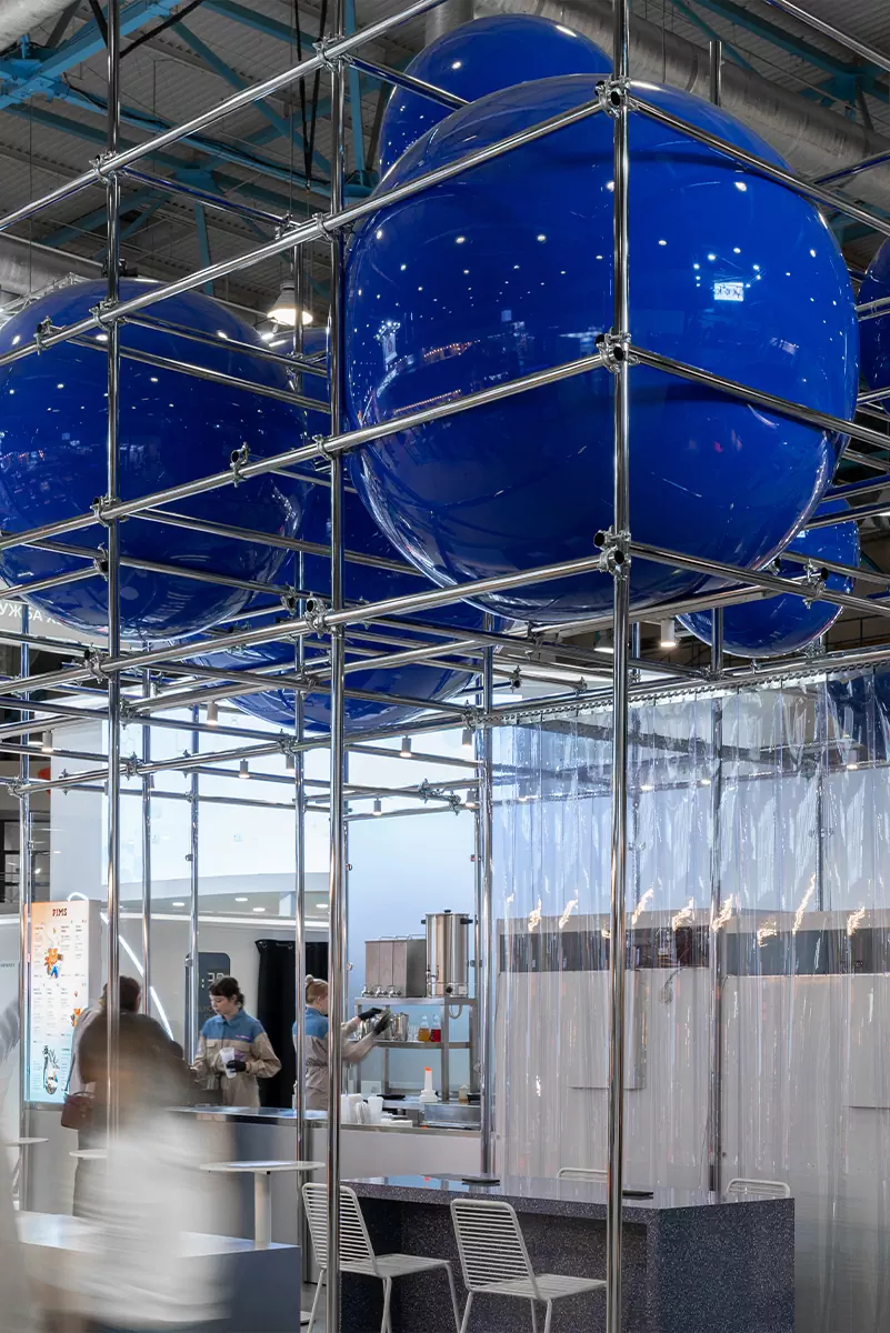 Сталь и легкость облаков в интерьере мобильного поп-ап корнера кофейни PIMS — проект KIDZ