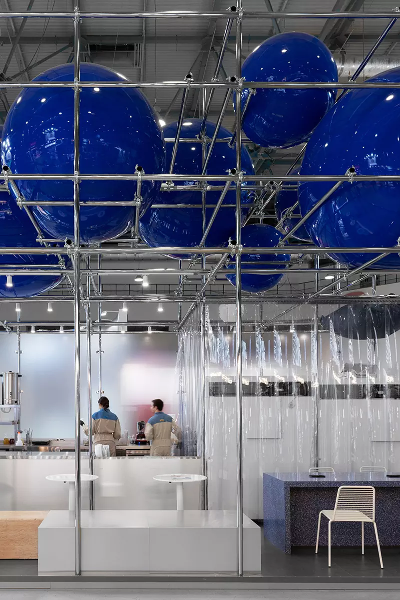 Сталь и легкость облаков в интерьере мобильного поп-ап корнера кофейни PIMS — проект KIDZ