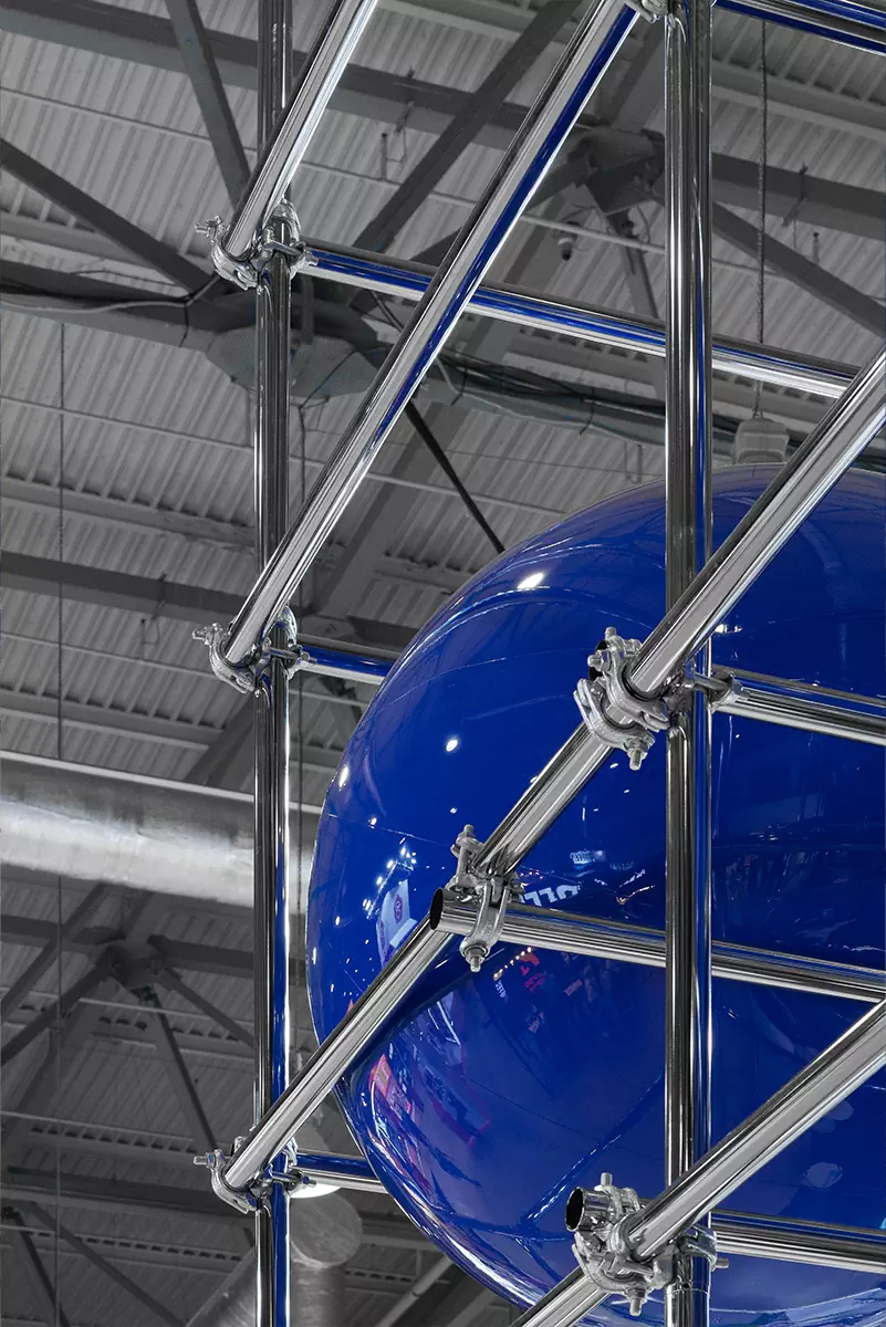 Сталь и легкость облаков в интерьере мобильного поп-ап корнера кофейни PIMS — проект KIDZ