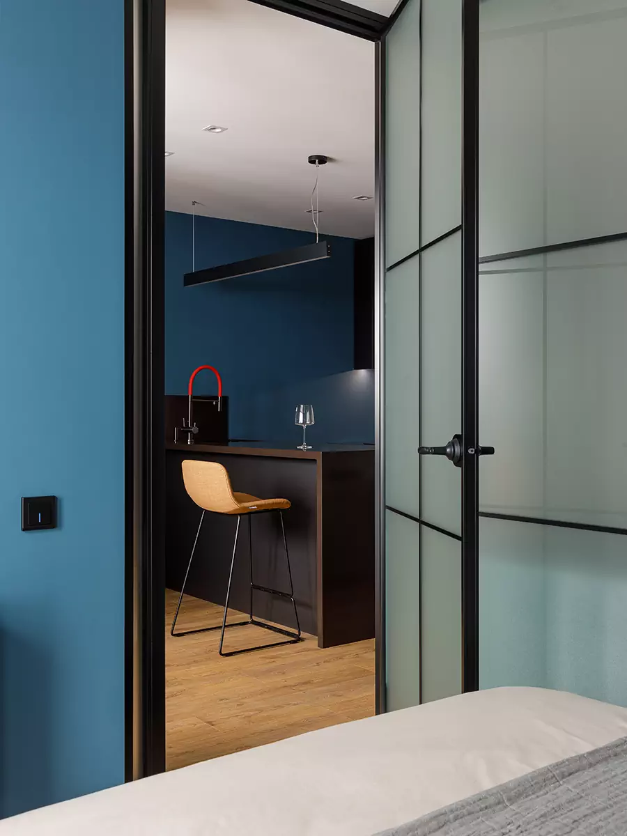 Многофункциональный интерьер городской квартиры в синих тонах — проект ARH Studio