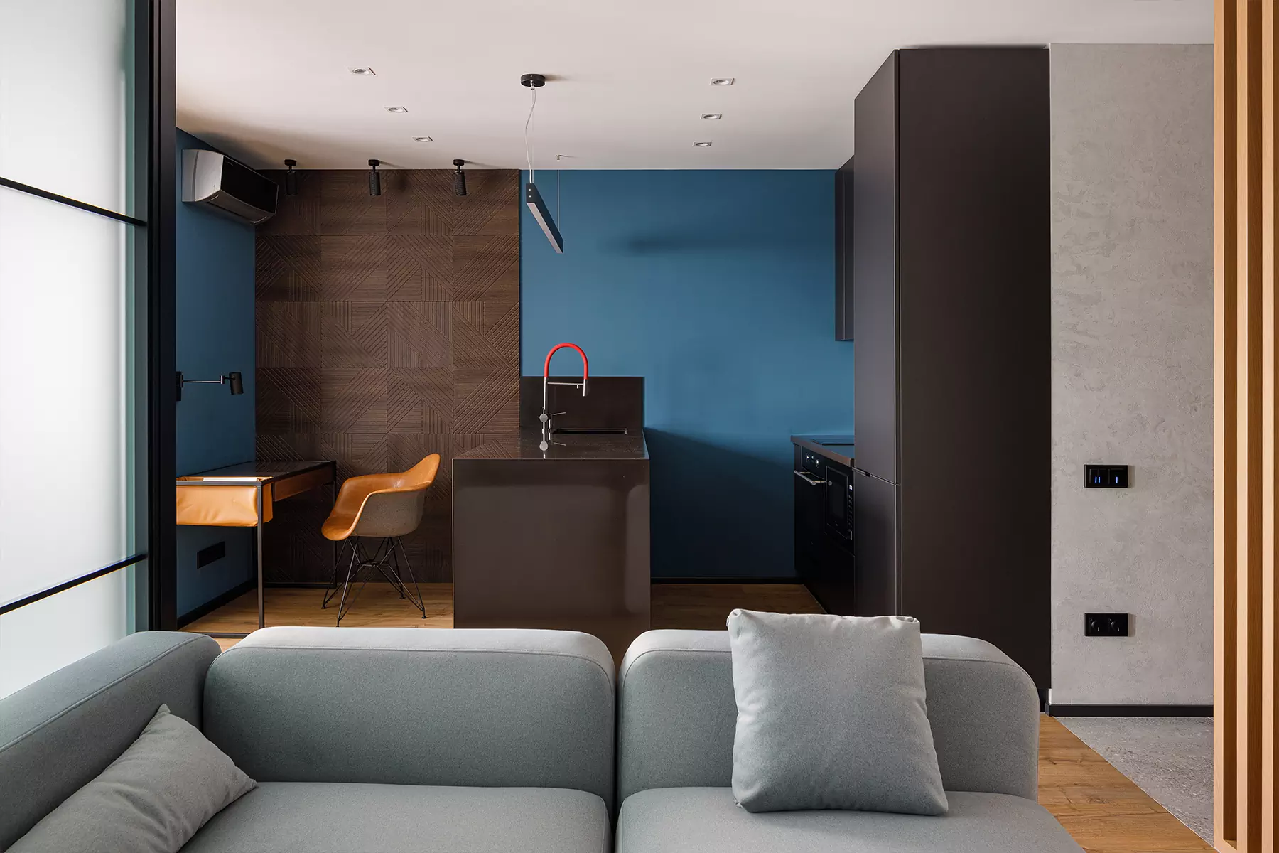 Многофункциональный интерьер городской квартиры в синих тонах — проект ARH Studio
