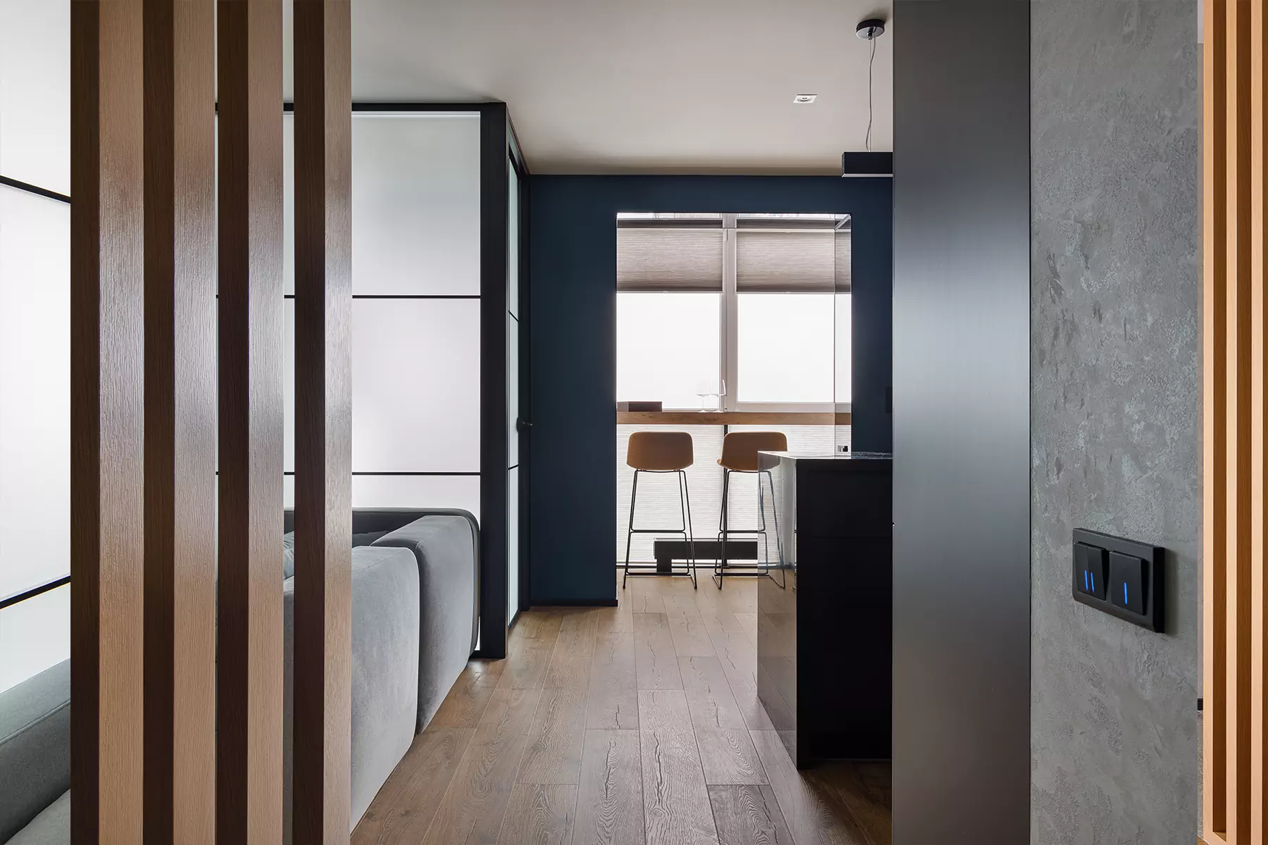 Многофункциональный интерьер городской квартиры в синих тонах — проект ARH Studio