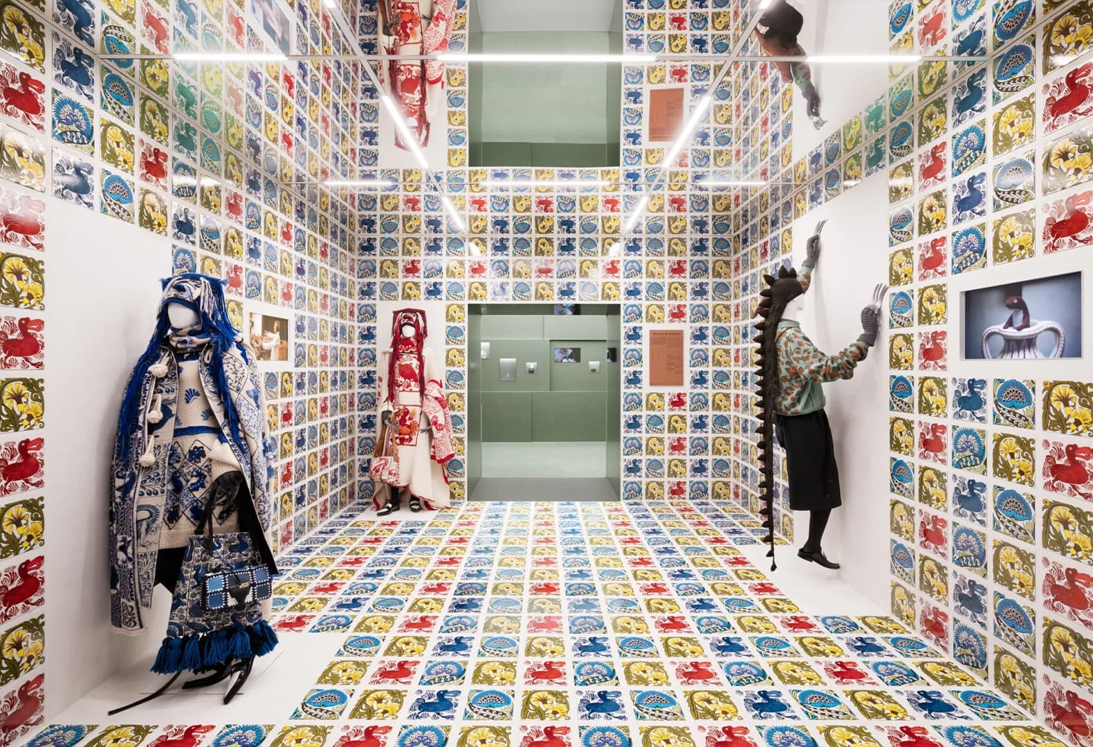 Выставка модного дома LOEWE в Шанхае