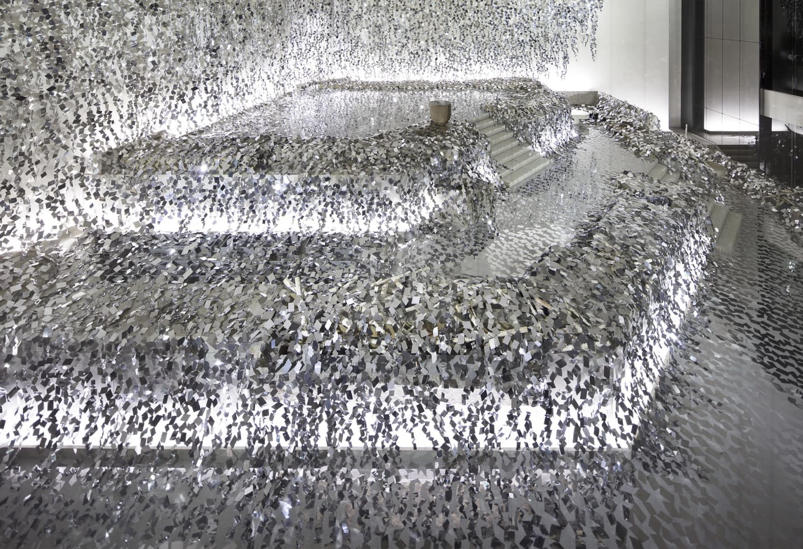 Студия Nendo сделала зеркальную инсталляцию для школы флористики в Японии