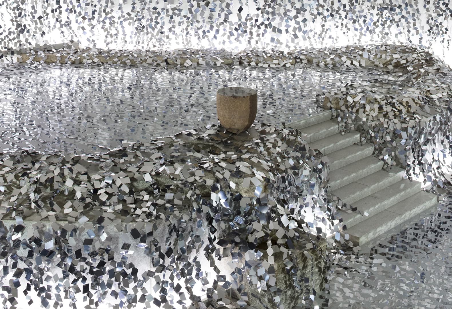 Студия Nendo сделала зеркальную инсталляцию для школы флористики в Японии