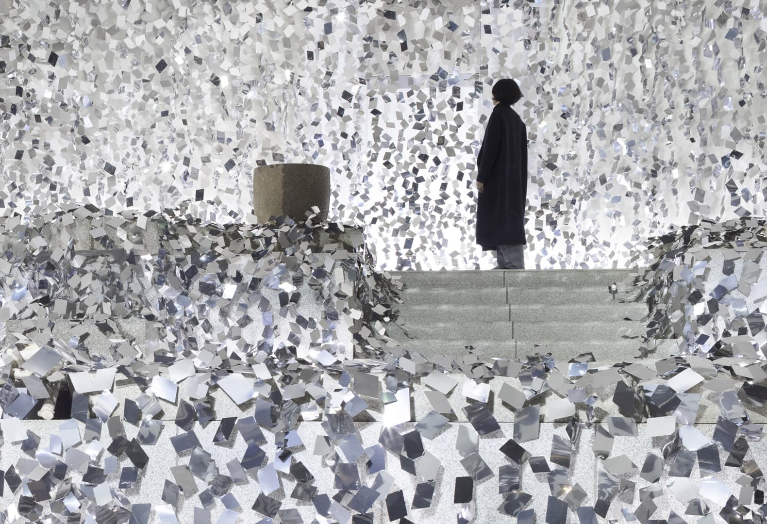 Студия Nendo сделала зеркальную инсталляцию для школы флористики в Японии