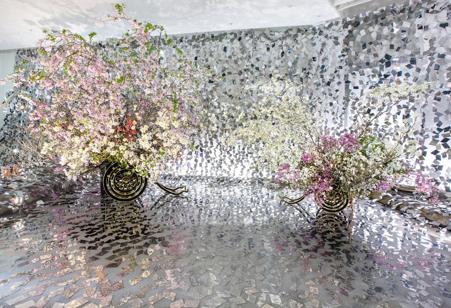 Студия Nendo сделала зеркальную инсталляцию для школы флористики в Японии