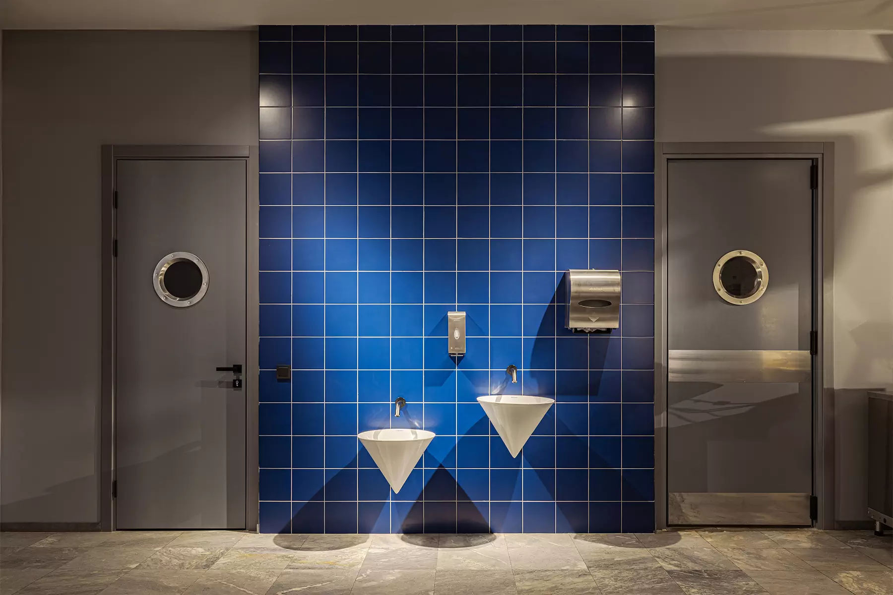 Интерьер студенческого кафе с отсылками к русскому супрематизму — проект Евгении Вылегжаниной