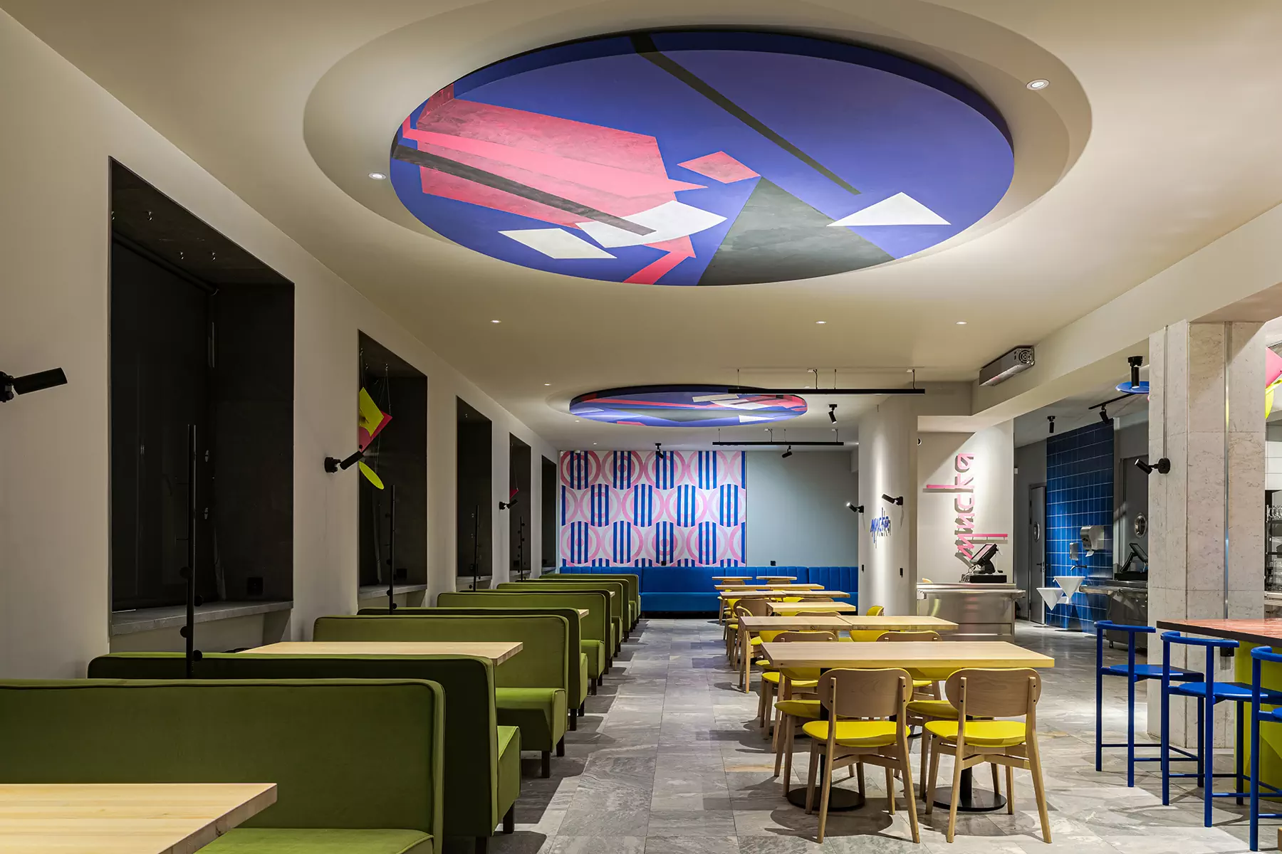 Интерьер студенческого кафе с отсылками к русскому супрематизму — проект Евгении Вылегжаниной