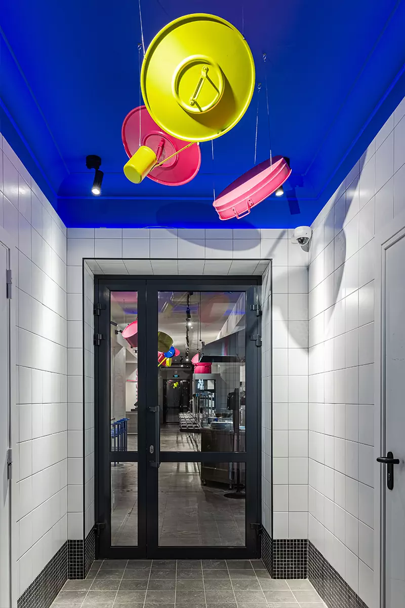 Интерьер студенческого кафе с отсылками к русскому супрематизму — проект Евгении Вылегжаниной