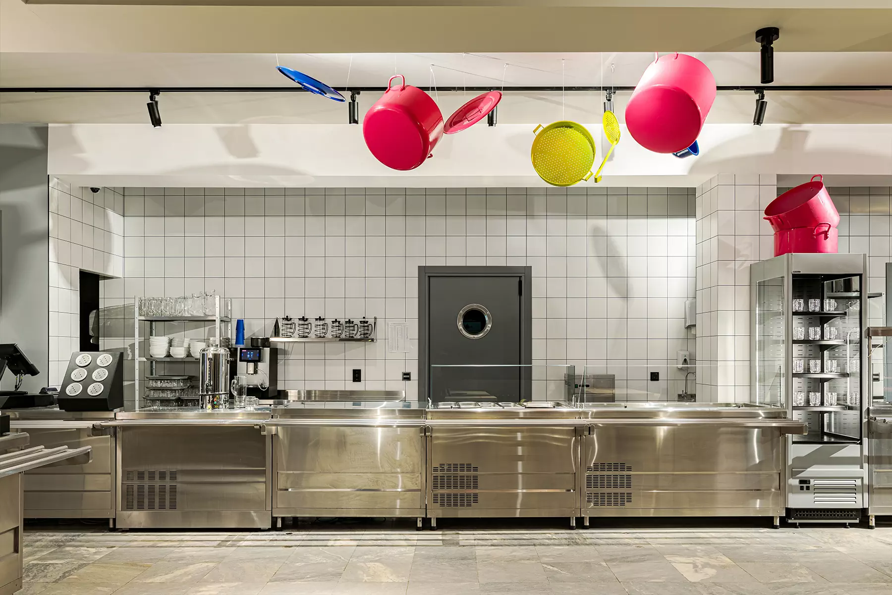 Интерьер студенческого кафе с отсылками к русскому супрематизму — проект Евгении Вылегжаниной