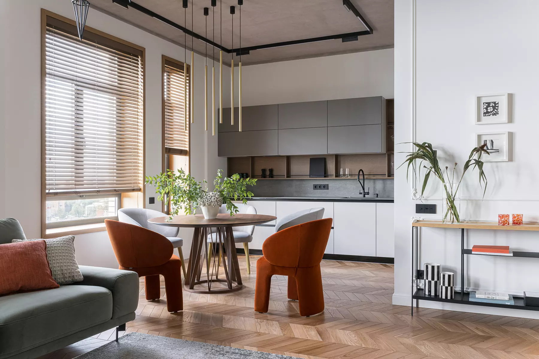 Яркие предметы с характером в эклектичном интерьере семейной квартиры — проект студии Polly Design