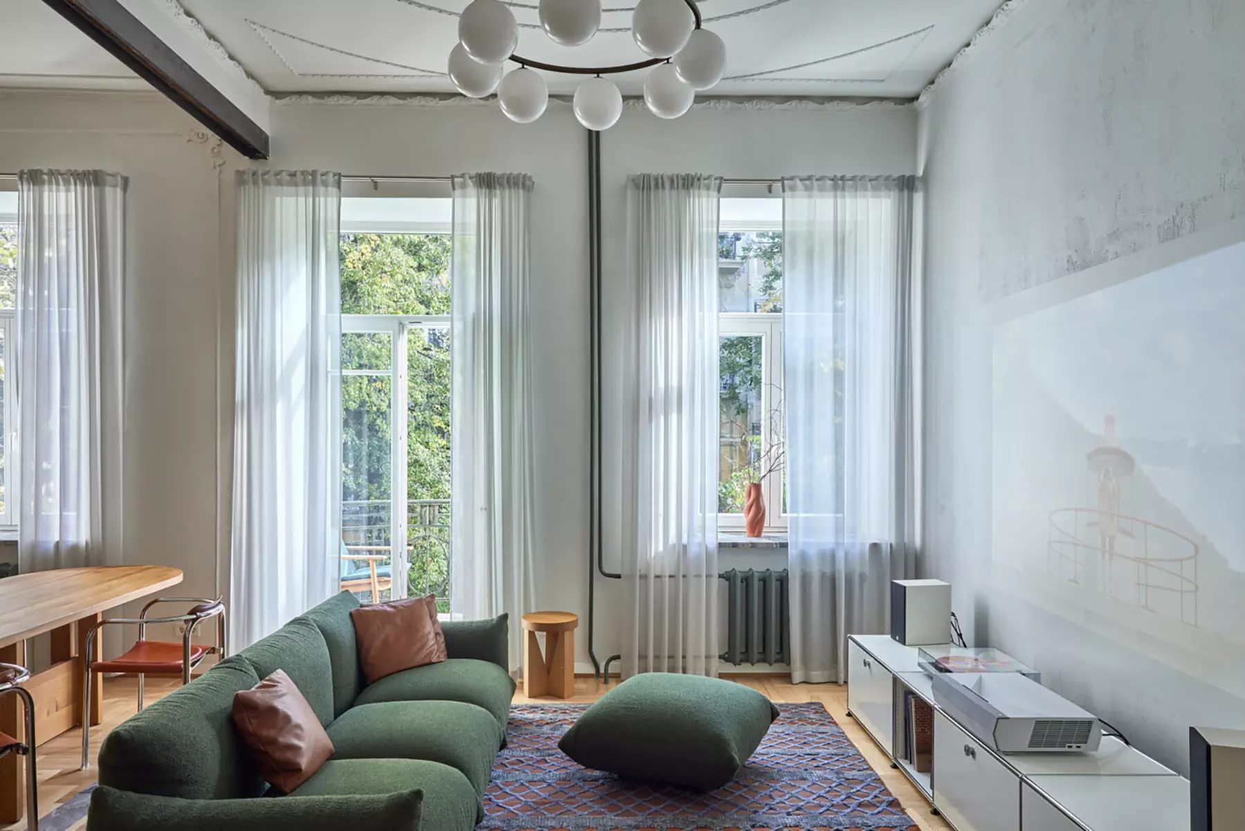 Исторические отсылки и искусство в интерьере литовской квартиры — проект студии Plazma Architecture